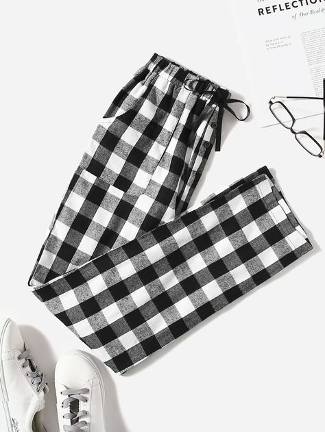 Sleeping Pants Outfit, Sleep Pants Aesthetic, Black And White Pajamas, Pajama Pants Outfit, Pijama Pants, Black Pajama Pants, Sleepwear Black, Black Pajamas, Pajama Fashion