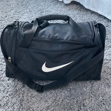 Nike Training Duffel Bag Nike Sports Bag, Cute Gym Bag, Nike Gym Bag, Nike Fits, Nike Duffle Bag, Nike Handbags, Mochila Nike, Volleyball Bag, Black Duffel Bag