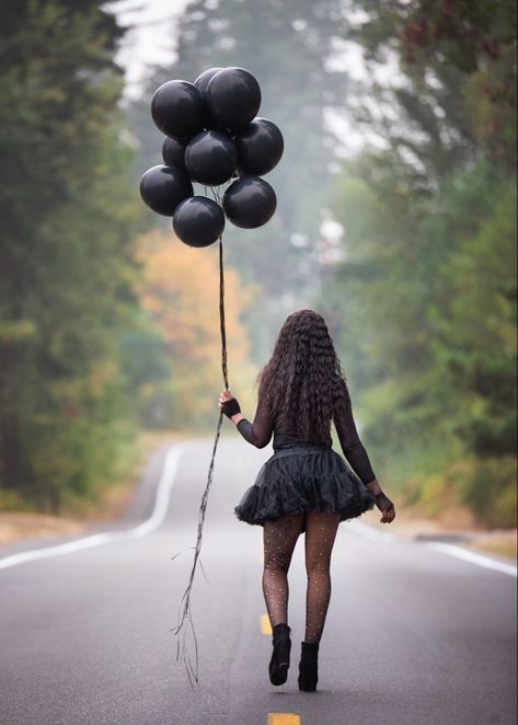 Rip 30s Photo Shoot, Black Balloon Photoshoot Ideas, Emo Birthday Photoshoot, All Black Photo Shoot, 45th Birthday Photo Shoot Ideas, 40th Birthday Pictures, Adult Birthday Photoshoot Ideas, Black Balloons Photoshoot, Turning 40 Photo Shoot Ideas