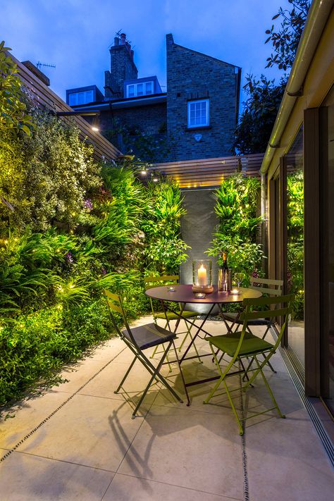 Green Wall Garden, Small Urban Garden, Vertical Garden Indoor, Vertical Garden Design, Small Courtyard Gardens, Contemporary Patio, Vertical Garden Wall, Desain Lanskap, Small Courtyards