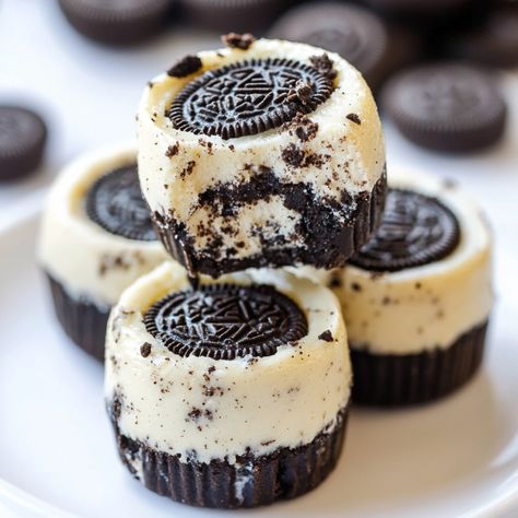 Mini Oreo Cheesecake Bites, Smooth Cheesecake, Oreo Cheesecake Bites, Mini Oreo Cheesecake, Peach Pound Cakes, Oreo Cheesecake Recipes, Oreo Desserts, Cheesecake Bites Recipe, Kid Friendly Dessert