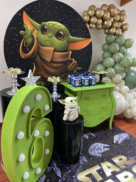 En una hermosa galaxia | CatchMyParty.com Yoda Centerpiece, Yoda Birthday Party Ideas, Baby Yoda Birthday Party Ideas, Baby Yoda Birthday Party, Grogu Birthday, Yoda Birthday Party, Yoda Happy Birthday, Yoda Decorations, Star Wars Baby Nursery