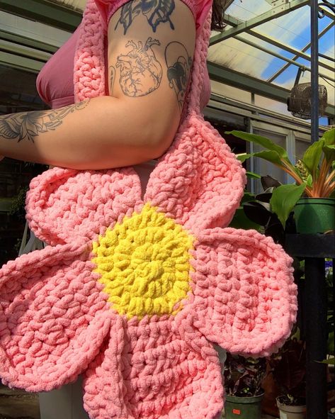 Crochet flower bag, pink bag, crochet inspo, garden, womens tattoos, heart tattoo, garden Crochet Flower Bag, Vintage Crochet Dresses, Diy Crochet Flowers, Kawaii Crochet, Beginner Crochet Projects, Crochet Fashion Patterns, Flower Bag, Fun Crochet Projects, Quick Crochet