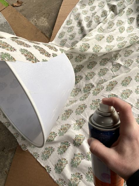 Diy Lampshade Makeover, Diy Lamp Makeover, Do It Yourself Decoration, Cover Lampshade, Diy Roman Shades, Lampshade Makeover, Diy Lampe, Lamp Makeover, Deco Luminaire