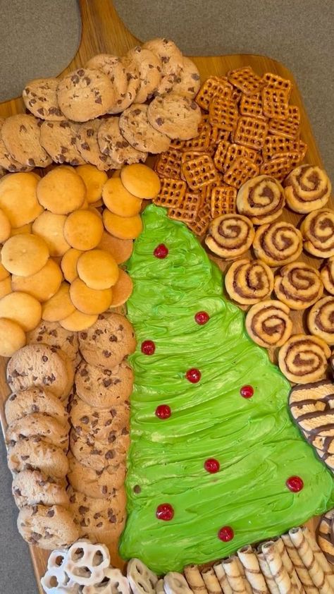 Christmas Buttercream Board Ideas, Buttercream Board Christmas, Christmas Buttercream Board, Buttercream Charcuterie Board, Buttercream Board Ideas, Buttercream Boards, Christmas Buttercream, Buttercream Board, Ti Food