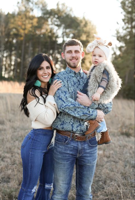 Western family photos pictures Cowboy Christmas Pictures Family, Blue Jean Family Pictures, Ranch Style Family Pictures, Country Christmas Family Photo Outfits, Cowboy Family Pictures Outfit, Family Flannel Pictures, Family Picture Outfits Western, Family Western Pictures, Christmas Family Photos Western