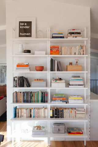 An Ode To Your Dwelling: Amanda Jane Jones Scandinavian Bookshelves, Scandinavian Bookshelf, Amanda Jane Jones, Serene Aesthetic, Home Bookshelves, Room Bookshelf, Minimalist Kitchen Design, Bookshelf Styling, Space Room