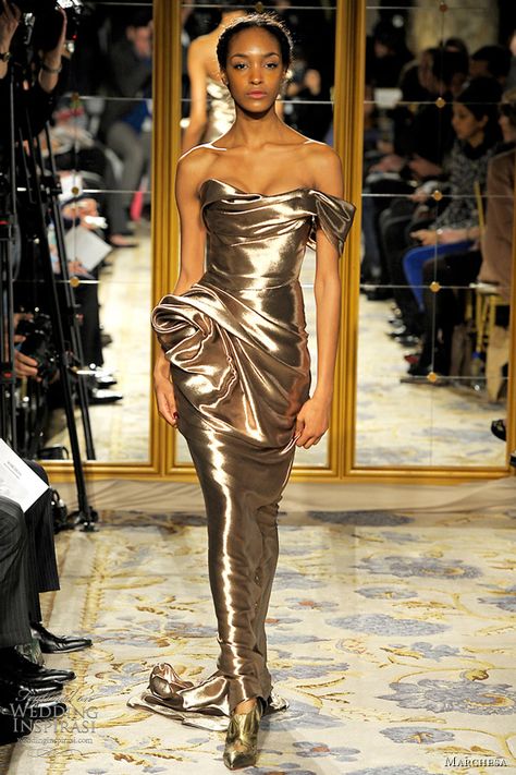 Possibly the most gorgeous dress Marchesa has ever made. This dress was made for this model. From the Fall/Winter 2012 collection. Bronze Fashion, Metallic Fashion, Robes Glamour, Mode Glamour, Look Formal, Atelier Versace, Metal Fashion, Dior Couture, Modern Wedding Dress