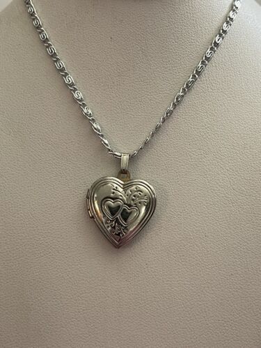 Vintage MCM Silvertone Double Heart Design & Flower Locket Pendant Necklace | eBay Big Heart Pendant Necklace, Cool Vintage Jewelry, Dainty Vintage Necklace, Silver Heart Locket Necklace, Antique Jewelry Aesthetic, Vintage Silver Necklaces, Heart Locket Necklace Aesthetic, Silver Vintage Jewelry, Necklace Pendant Ideas