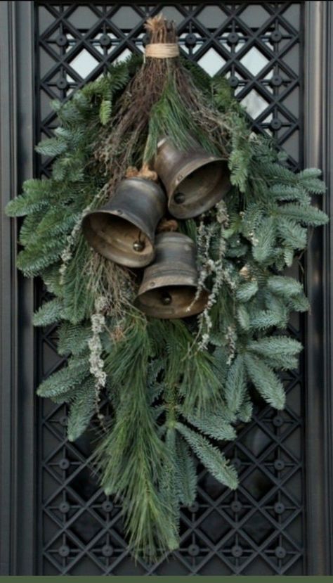 Christmas Planters, Christmas Porch Decor, Christmas Swags, Christmas Porch, Christmas Decorations Rustic, Christmas Door Decorations, Christmas Floral, Christmas Wreaths Diy, Christmas Door