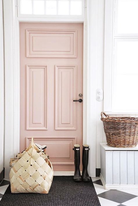 Pintu Interior, Pink Front Door, Pink Paint Colors, Door Paint Colors, Deco Rose, Decor Ikea, Pink Door, Painted Front Doors, Benjamin Moore Colors