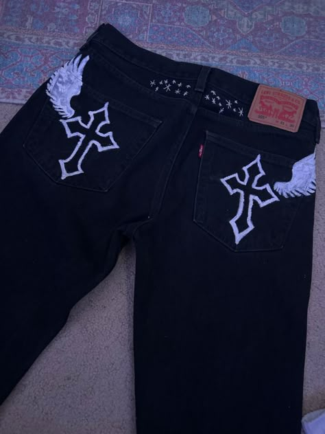 Cargo Pants Painting, Bleached Pants Ideas, Bleach Painting Jeans, Painting On Pants Ideas, Bleached Pants Design, Bleach Designs On Jeans, Drawing On Jeans, Jeans With Designs, Bleached Clothes