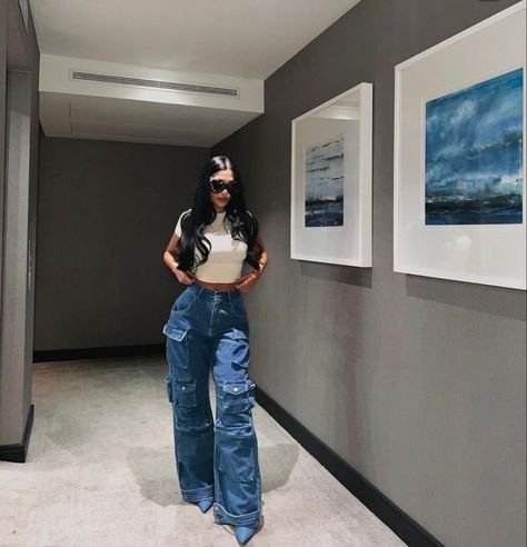 Cargo Jeans Outfit Casual, High Waist Cargo Jeans Outfit, Denim With Heels Outfit, Corset Tops And Cargo Pants, Cargo Jeans With Crop Top, Dark Denim Cargo Pants Outfit, Cargo Birthday Outfit, Blue Cargos Outfit Women, Straight Leg Cargo Jeans Outfits