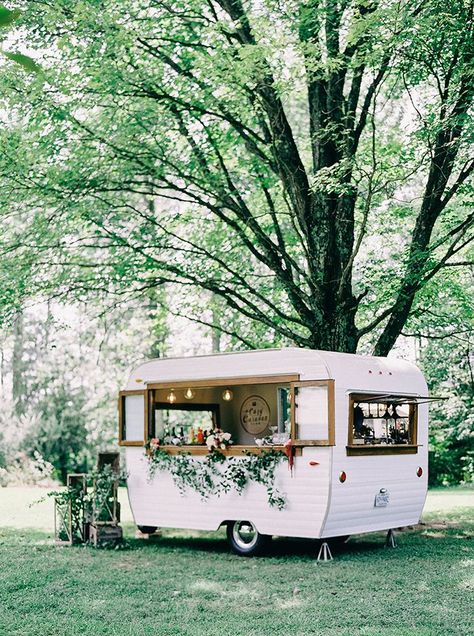 Backyard Wedding Bar, Foodtrucks Ideas, Caravan Bar, Food Truck Wedding, Elegant Food, Chic Vintage Brides, Flower Truck, Vintage Caravan, Vintage Caravans