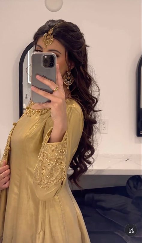 Half Up Half Down Messy, Tikka Hairstyle, Beautiful Dp, Desi Wedding Dresses, Perhiasan India, Desi Fashion Casual, Pakistani Fancy Dresses, Long Hair Wedding Styles, Beautiful Pakistani Dresses