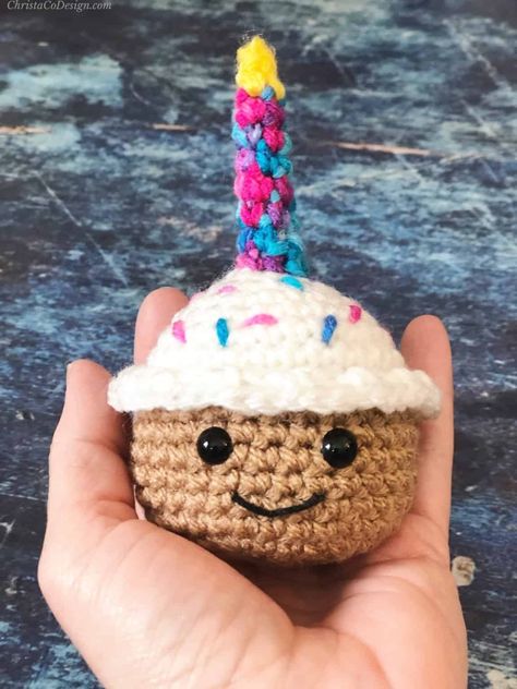 Crochet cupcake in palm of hand with white frosting and pink and blue candle. Things To Make For Him, Crochet Cupcake Pattern, Crochet Birthday, Cupcake Pattern, Crochet Cupcake, Cute Cupcake, Happy Birthday Cupcakes, All Free Crochet, Birthday Cupcake