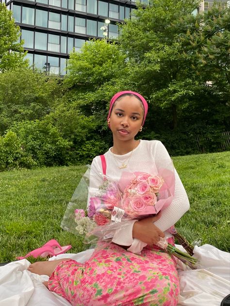 Floral Picnic Outfit, Floral Picnic Aesthetic, Pink Picnic Outfit, Picnic Birthday Photoshoot, Poses With Flowers, Pink Flowers Birthday, Picnic Instagram, Outfit Picnic, Floral Dress Pink