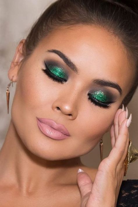 12 Holiday Makeup Looks To Copy This Season - Society19 UK Makeup Verde, Eye Makeup Glitter, Christmas Party Makeup, Christmas Makeup Ideas, Makeup 2018, New Years Eve Makeup, Christmas Makeup Look, Holiday Makeup Looks, Fixing Spray