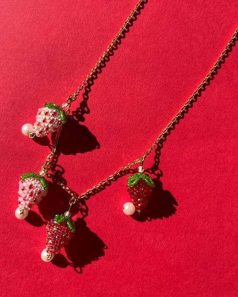 Beaded Strawberry, Strawberry Necklace, Fruit And Veggie, Beads Art, Childhood Nostalgia, Strawberry Cheesecake, Strawberries And Cream, Bead Art, Strawberries