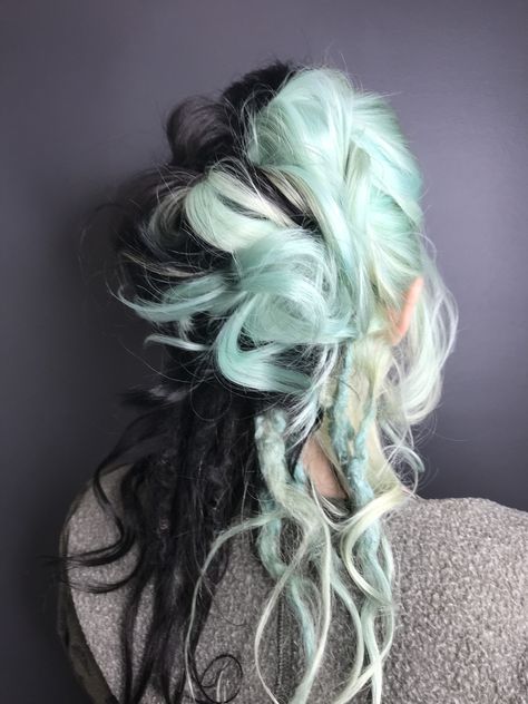 Two-tone, black and mint hair with dreadlocks. Alternative Bridal look. Black And Mint Green Hair, Black And Mint Hair, Crotchet Twists, Crochet Twists, Goth Hairstyles, Mint Green Hair, Braids Jumbo, Havana Twists, Two Toned Hair