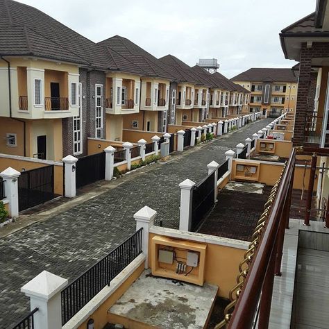 Real Estate House Pictures, House Design Nigeria, Apartment Building Exterior, Real Estate Pictures, Architecture Photography Buildings, Ocean Waves Photography, Android Wallpaper Blue, Real Estate Images, Lake Villa