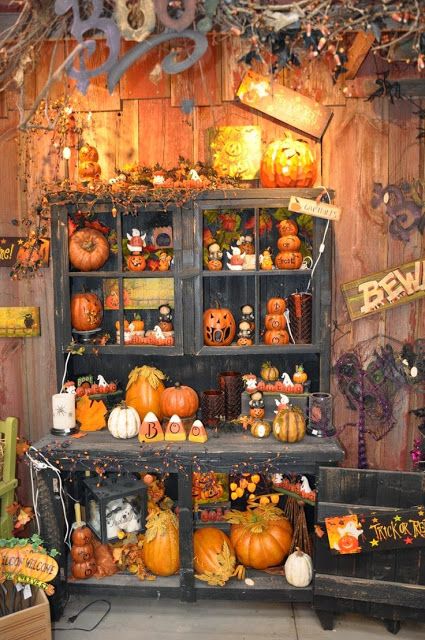 Halloween Hutch Dekorasi Halloween, Halloween Tags, Halloween Displays, Decoration Stickers, Halloween Inspiration, Halloween Spirit, Fall Holidays, Fete Halloween, Halloween Haunt