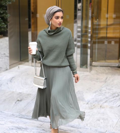 Apostolic Dresses, Turban Outfit, Chia Drink, Winter Streetstyle, Abaya Modest, Modest Dressing, Hijab Beauty, Monday Coffee, Modest Apparel