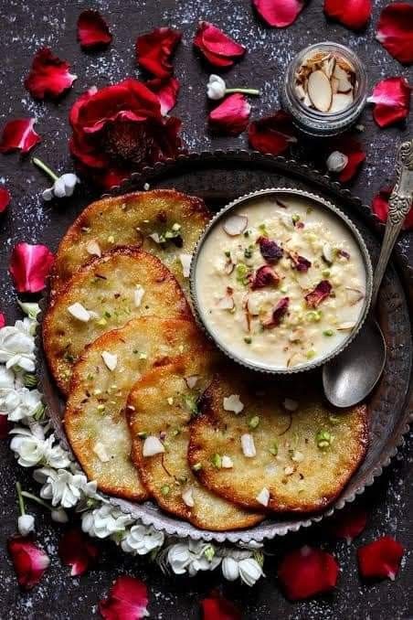 Desi Indian Food, Malpua Photography, Indian Dessert Photography, Indian Food Styling, Indian Food Vegetarian, Indian Food Party, Indian Deserts, Turkish Recipe, Indian Fast Food