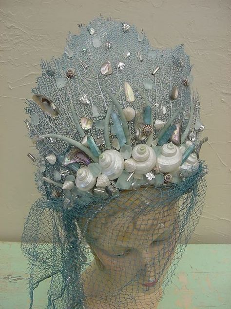 seashell crown Sea Witch Cosplay, Mermaid Headpiece, Shell Crowns, Costume Carnaval, Mermaid Parade, Art Coquillage, Mermaid Crown, Mermaids And Mermen, Mermaid Life