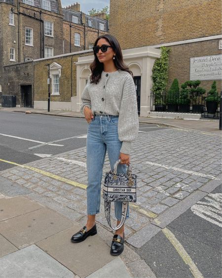 Jeans And Loafers Outfit, Loafer Outfits, Knit Cardigan Outfit, Loafers Outfit, Looks Street Style, Cardigan Outfits, Casual Work Outfits, Mode Inspo, 가을 패션