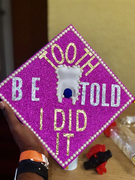 Cap Decoration Graduation Dental Assistant, Dental Assistant Picture Ideas, Rdh Graduation Cap Dental Hygiene, Dental Assistant Black Women, Tooth Graduation Cap, Rda Graduation Pictures, Dental Hygiene School Graduation Pictures, Dental Assistant Graduation Cap Ideas, Graduation Cap Designs Medicine