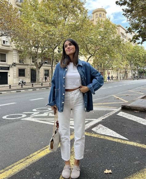 White Jeans And Jean Jacket Outfit, Oversized Blue Jean Jacket Outfits, White Denim Fall Outfit, Blue Jean Jacket Outfits Spring, Dark Blue Jeans Jacket Outfit, Navy Tshirt Outfit Women, White Denim Jacket Outfit Winter, Denim Jacket Spring Outfit, Denim Cardigan Outfit