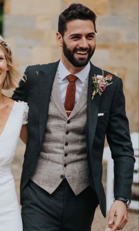 British Wedding Suit, Autumn Wedding Suits Groom, Groom Dark Grey Suit, Fall Wedding Groom Suit, Charcoal Groom Suit, Autumn Groom Suit, Groom With Vest, Groomsmen Fall Wedding Attire, Spring Groom Attire