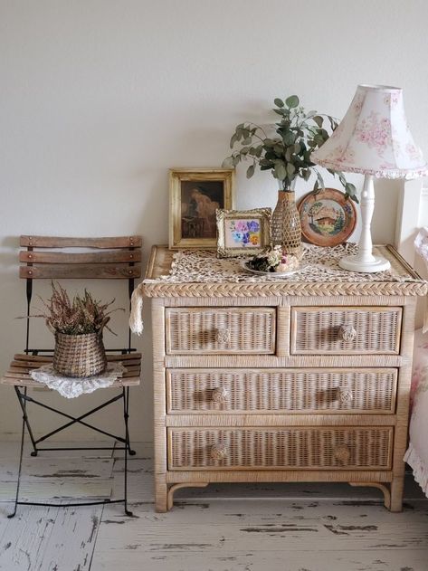 Tv Stand Boho, Chest Tv Stand, Boho Dresser Decor, White Wicker Bedroom, Wicker Bedroom Furniture, Vintage Rattan Furniture, Rattan Dresser, White Wicker Furniture, Wicker Dresser