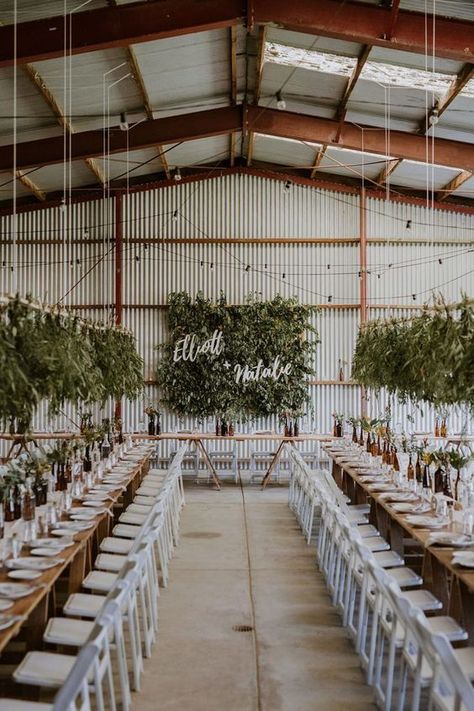 Shed Wedding, Foliage Wall, Long Tables, Rustic Wedding Decorations, Barn Wedding Reception, Country Barn Weddings, Diy Barn, Barn Wedding Decorations, Florals Wedding