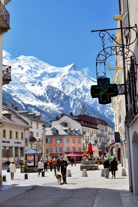 Skiing In Europe, Ski Chamonix Mont Blanc, Mont Blanc France, Chamonix France Skiing, Chamonix Mont Blanc Winter, Chamonix Aesthetic, Chamonix France Winter, French Alps Aesthetic, French Alps Winter