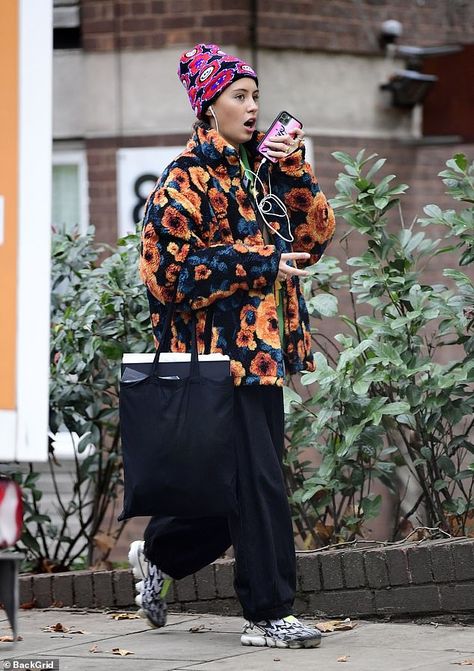 Fleece Street Style, Iris Law Style, 90s Beanie, Iris Law, Baggy Trousers, Quirky Fashion, North London, Street Style Chic, Winter Looks