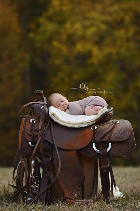 Country Baby Pictures, Baby Boy Photo Shoot Ideas, Newborn Cowboy, Baby Boy Newborn Pictures, Boy Photo Shoot, Cowboy Baby, Baby Photoshoot Boy, Western Babies, Photo Shoot Ideas