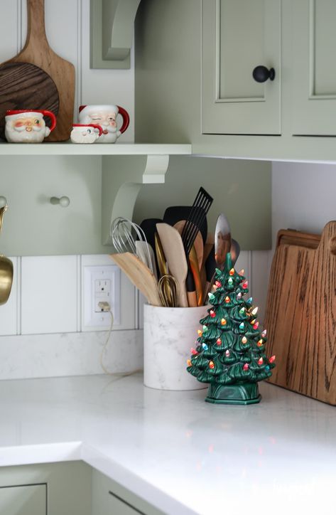 Mud Room Christmas Decor Ideas, Grandmellinial Christmas, Nostalgic Christmas Decor, Christmas Decor In Kitchen, Bulters Pantry, Classic Christmas Decor Ideas, Christmas Decor Styles, Christmas Decorations Kitchen, Christmas Decor 2023