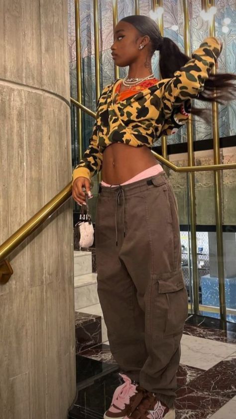 Grunge y2k black girl aesthetic Parachute Pants Aesthetic, Pants Aesthetic, Girl Streetwear, Streetwear Girl, Aesthetic Black, Y2k Black, Grunge Y2k, Black Aesthetic, Parachute Pants