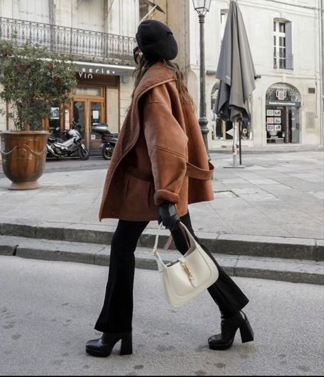 Platform Boots Outfit, Brown Winter Coat, Look Winter, Winter Mode Outfits, 2022 Aesthetic, Outfit Chic, Iconic Fashion, Brown Coat, Modieuze Outfits