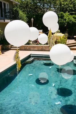 Gorgeous pool party decoration... but what do you use as anchors? --> Click the image to find out. #partydecorations #balloonguide Backyard Wedding Pool, Floating Pool Decorations, Pool Wedding Decorations, Affordable Wedding Decorations, Bachelorette Pool, Pool Dekor, Backyard Pool Parties, Backyard Party Decorations, Deco Ballon