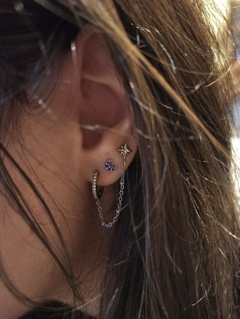 Triple lobe piercing, with moon and stars earrings. The star is connected with the first lobe piercing by a metal string with little stars incastoneted. 1st 2nd And 3rd Piercings, How To Style Triple Lobe Piercing, Triple Lobe Earring Ideas, 3 Lobe Piercings Ideas Silver, Triple Lobe Piercing Ideas Silver, Triple Love Piercing, Triple Lobe Piercing Ideas, 3rd Lobe Piercing, 3 Lobe Piercings Ideas