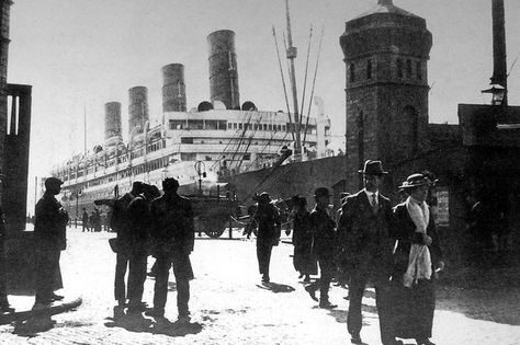 Stunning images from the heyday of Liverpool's docks - Liverpool Echo Liverpool Town, Liverpool Docks, Liverpool History, Liverpool Uk, Liverpool Home, Workers Union, Saint Nicholas, Tug Boats, Cargo Shipping