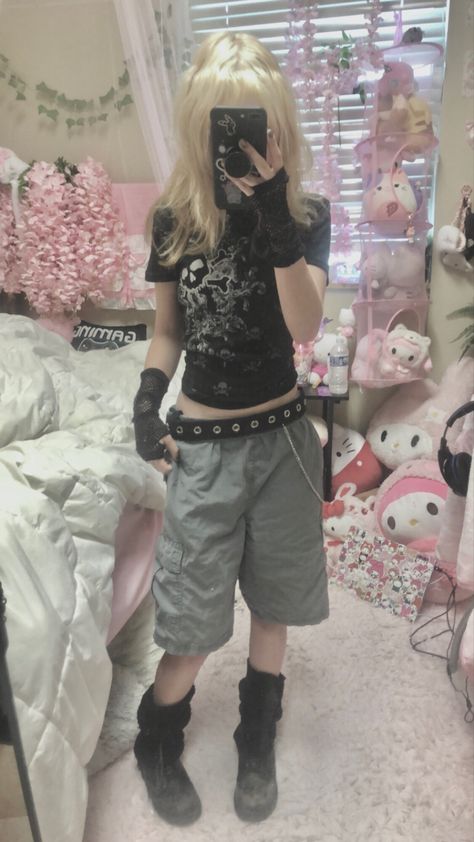 Alt Jorts Outfit, Cute Emo Fits, Grunge Scene Outfits, Emo Fits Girl, Emo Fit Ideas, Emo Jorts Outfit, Emo Core Outfits, Emo Inspo Outfits, Alt Outfits With Shorts