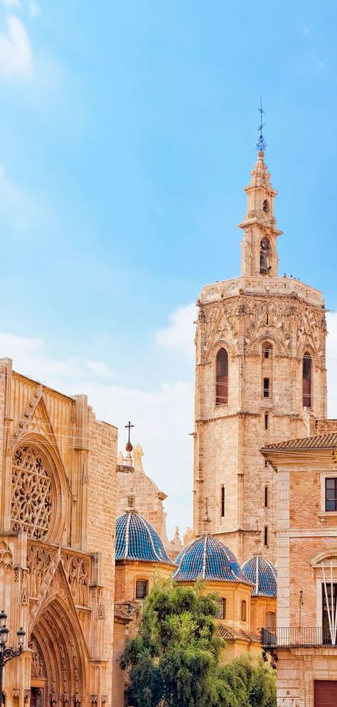 ¿Sabías que el gótico valenciano es el estilo constructivo predominante de esta catedral? Aunque también posee elementos del románico, del renacimiento, del barroco y del neoclásico. . #valencia #monumentos #agenciamediterranea #inmobiliaria #agenciainmobiliaria Spain Architecture, Spain Valencia, Valencia City, Al Andalus, Valencia Spain, Spain And Portugal, Places Of Interest, City Trip, St Mary