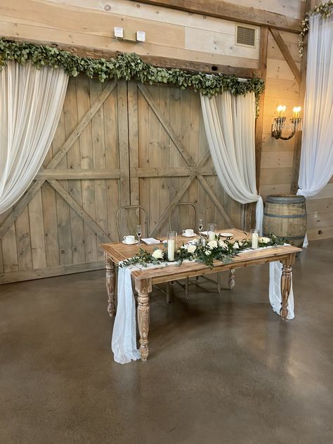 Rustic Sweetheart Table Wedding, Birthday Foods, Rustic Sweetheart Table, Ballet Wedding, Birdcage Wedding, Church Altar Decorations, Chelsea Wedding, Wedding Appetizers, Western Sunflower