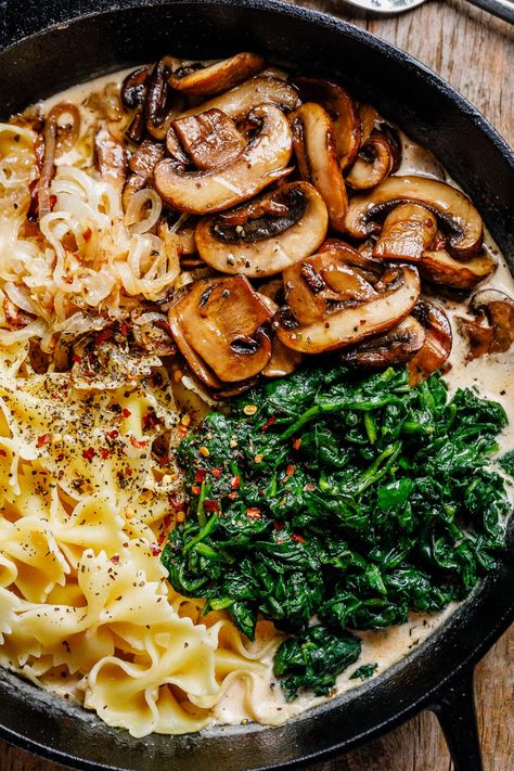 One-Pot Garlic Parmesan Pasta Recipe with Spinach and Mushrooms - #pasta #recipe #eatwell101 - This creamy parmesan spinach mushroom pasta skillet is the ultimate win for easy weeknight dinners! - #recipe by #eatwell101® Parmesan Spinach Mushroom Pasta Skillet, Spinach Mushroom Pasta, Garlic Parmesan Pasta, Spinach And Mushrooms, Pasta With Spinach, Dinners Recipes, Creamy Pasta Recipes, Creamy Parmesan, Parmesan Pasta