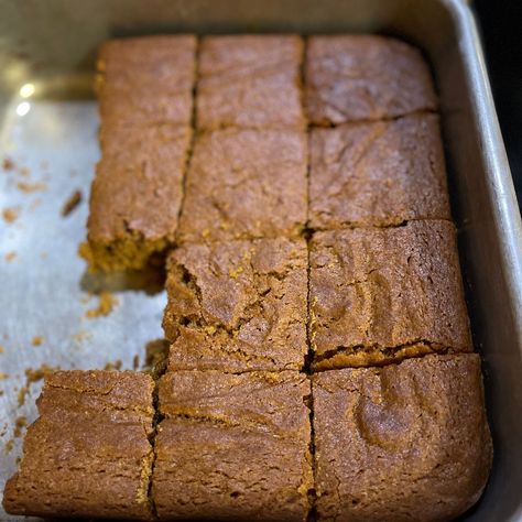 Molasses Cake - 100 Year Old Recipe! Molasses Cake Old Fashion, Molasses Cake, Easy Banana Pudding Recipe, Tender Roast Beef, Molasses Recipes, Raisin Cake, Southern Pecan Pie, Easy Banana Pudding, Wood Stove Cooking