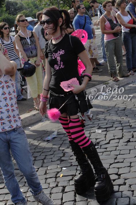 Mall Goth Outfits 2000s, Pink Mall Goth, Pink Emo Outfits, Scene Girl Outfits, Pink Alt, Alternative Girl, Pink Goth, Scene Girl, Outfits 2000s